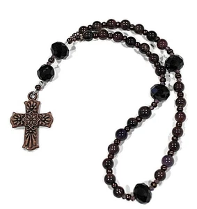 Cuentas de oración granate con cuentas de vidrio más grandes de corte negro y una cruz de telavera de cobre - Imagen 1 de 2