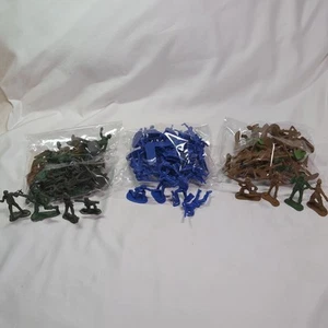 Vintage Mixed Lot of Toy Army Soldiers Men Plastic Greenbrier Blue Green Armies - Picture 1 of 13
