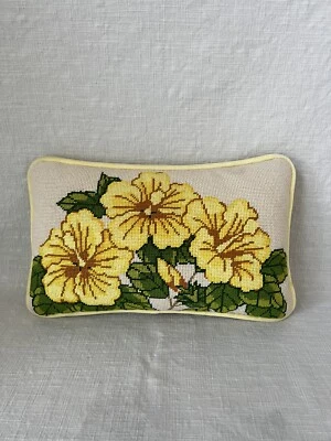 Almohada de punta de aguja vintage CottageCore BoHo floral hecha a mano Shabby Chic amarillo Foto 1 de 4