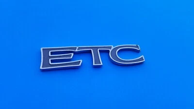 CADILLAC ELDORADO SEVILLA DEVILLE ETC EMBLEMA TRASERO LOGOTIPO INSIGNIA SÍMBOLO USADO OEM B34 Foto 1 de 4