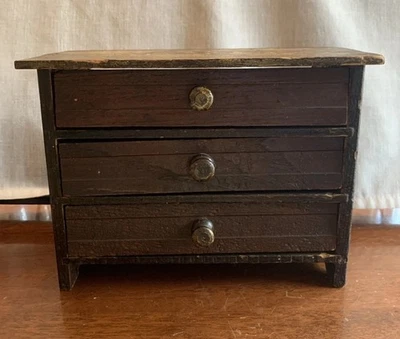 Кукольный комод/бюро ручной работы ~ примитивный ~ поношенный стиль ~ 6,75 дюйма x 5,25 дюйма - Изображение 1 из 4