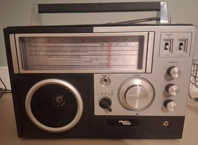 Radio portátil AM/FM vintage marca Electro con dial de afinación Foto 1 de 4
