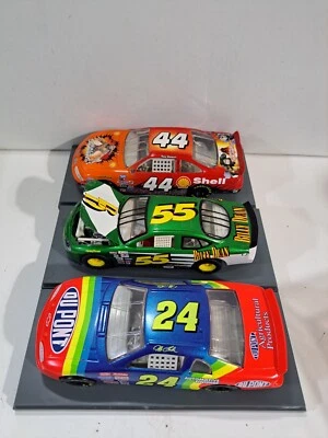 3 autos NASCAR 1:24 Die Cast con fundas (24 Jeff Gordan 44 Tony Stewart 55 Billy D) Foto 1 de 4