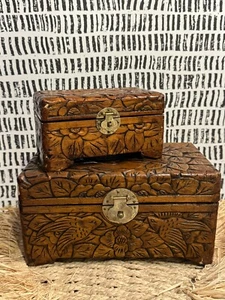 Scatole in legno laccato canfora intagliato cinese con chiusura in ottone Hong Kong - Foto 1 di 10