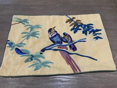 Capa de travesseiro Williams Sonoma pavão bordada pássaro 14x22" - Imagem 1 de 3