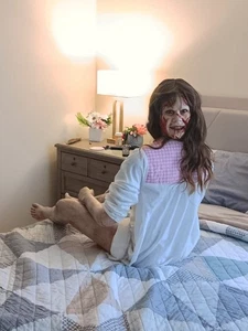 The Exorcist Life Size bloody Regan 1:1 Movie Prop Halloween display - Picture 1 of 12