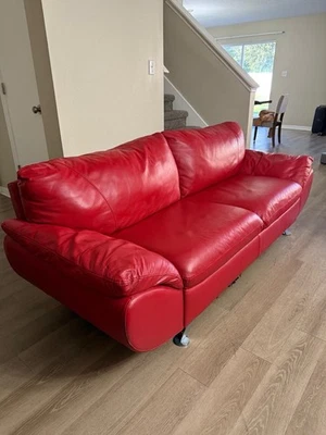 Sofá de cuero rojo oscuro. ¡Mudarse, debe irse! Solo recogida Foto 1 de 4