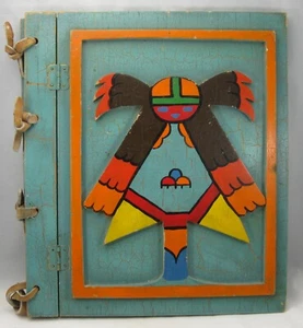 Cubierta de libro de chatarra de madera c.1940, artesanos de laguna, diseño Hopi Kachina en cubierta - Imagen 1 de 10