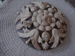 UNIQUE FLOWER ART on 8" HEAVY CIRCLE PLASTER WALL HANG DESIGN - Picture 1 of 5
