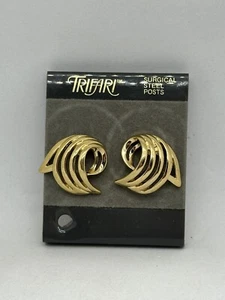 Vintage Crown Trifari ~ Gold-Tone Swirl Wing Design Stud Earrings ~ NOS - Picture 1 of 5