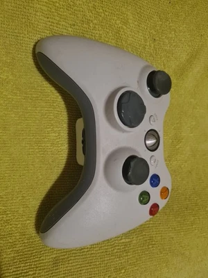 Microsoft Xbox 360 Wireless Gaming Controller White No Battery Cover Damaged ect - Image 1 of 4