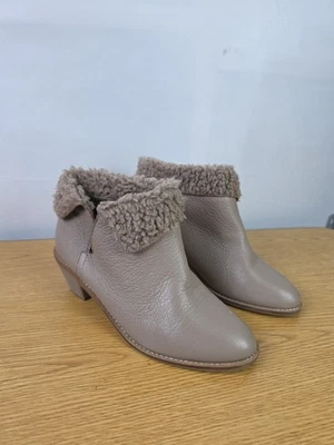  Botines Kelsi Dagger Brooklyn Kayak Sherpa Forrados Taupe Us 8.5 EU 39  Foto 1 de 4