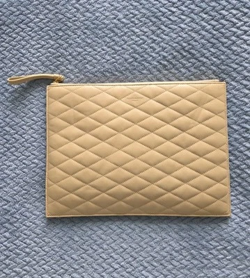 Funda para iPad Saint Laurent de cuero acolchado beige 634938 52398859 Foto 1 de 4