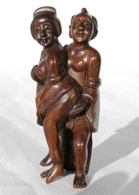Antigua figura japonesa Okimono firmada madera tallada abrazando pareja período Taisho Foto 1 de 4