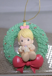 enesco preciosos momentos bebé niña en corona adorno navidad - Imagen 1 de 3