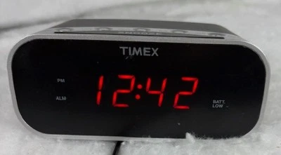 Reloj despertador digital TIMEX T121 negro con pantalla roja de 0,7" probado y funciona Foto 1 de 4