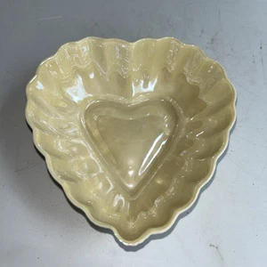 Belleek Heart-Shaped Bowl Candy Dish Ivory Luster 6th Green Mark 1965-1980 - Picture 1 of 8