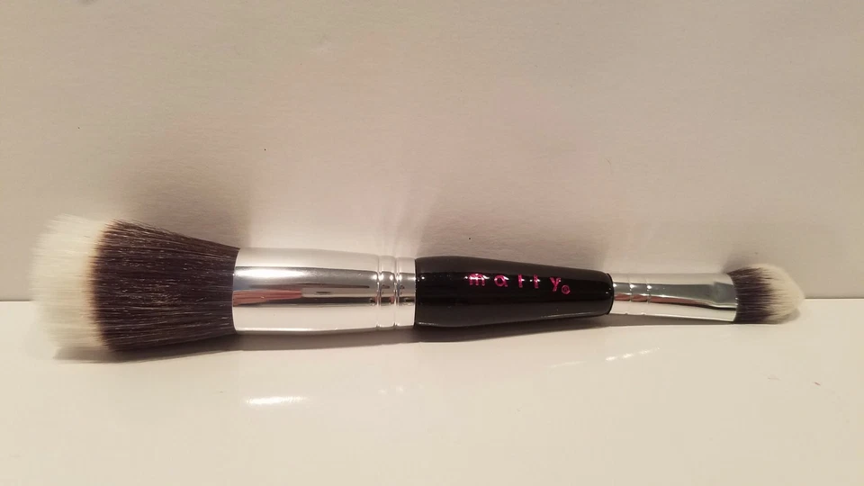 Cepillo facial en polvo y rubor Mally de doble extremo blanco y negro Foto 1 de 1