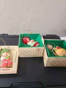 Lote de adornos navideños American Greetings Holly Hobbie, Robbie, Él mismo Elfo - Imagen 1 de 14