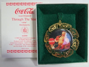 Ornamento Coca-Cola a través de los años "1936" H2890 The Heirloom Collection - Imagen 1 de 6