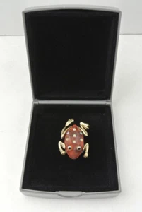 Encantador prendedor de solapa vintage de rana roja con pedrería - Imagen 1 de 4