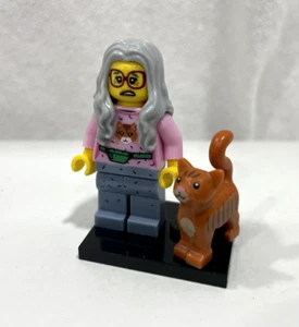 LEGO Coltlm-6 (Coltlm27) Mrs. Scratchen-Post - Complete w/Stand - 2014 - Picture 1 of 4