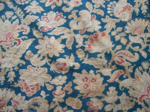 ALTER STOFFCOUPON TÖNE GEMUSTERT BLAUER HINTERGRUND - 85 cm x 90 cm - TIS 222 - Bild 1 von 4