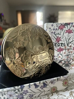 Espejo compacto floral dorado Gucci Beauty con aumento GWP/VIP Foto 1 de 4