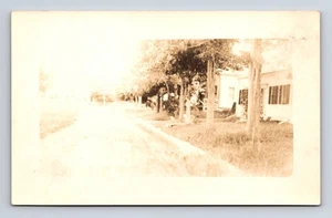 RPPC Wohnstraße Schotterstraße Häuser unbekannter Ort möglicherweise ME oder NH Postkarte - Bild 1 von 4