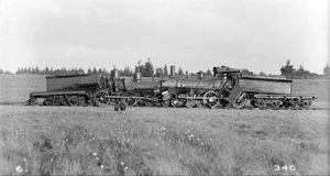 25FF251 1921 GLASPLATTE NEGATIVKOPF AUF ZUGWRACK ZWEI 4-4-0 LOKS INSZENIERT ? - Bild 1 von 1