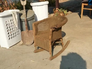 Sedia a dondolo vintage anni 20 vimini rattan telaio Lloyd arredamento antico bambino bambino - Foto 1 di 12