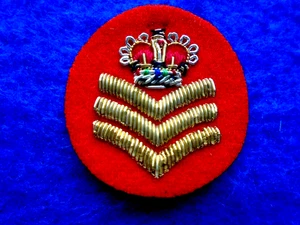 BRITISH ARMY STAFF SQUADRON SERGEANTS GOLD ON SCARLET MESS DRESS RANK BADGE - Picture 1 of 2