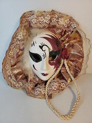 Máscara de pared colgante vintage de cerámica pintada a mano de Mardi Gras 6”x4” plumas de pájaro Foto 1 de 4
