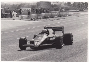 FOTO DE ÉPOCA ORIGINAL ELIO DE ANGELIS JPS LOTUS 93T FRANCÉS GP PAUL RICARD 1983 - Imagen 1 de 2