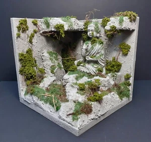 Abandoned jungle temple diorama display - 15x15cm handmade & handpainted - Picture 1 of 11