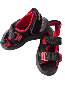 JUNGEN MARVEL VERSTELLBARER RIEMEN SPIDERMAN SANDALEN GRÖSSE 9 BEVORZUGT SEHR GUTER ZUSTAND - Bild 1 von 7