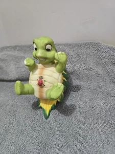 Homco 1123 Playful Baby Turtle with Lady Bug On Belly On Leaf Ceramic (A95) - Picture 1 of 2