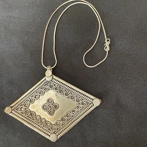 COLGANTE GRANDE DE 3"" COLOR PLATA TRIBAL INDIA NEPALÍ CON COLLAR: COLLAR 16 - Imagen 1 de 3
