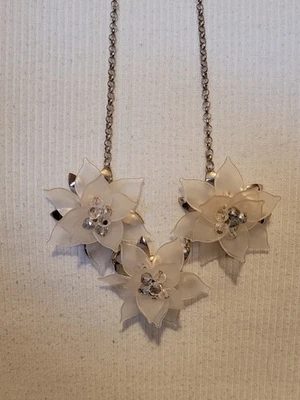 Collar grande llamativo de plástico con triple flor de pétalo blanco con cuentas transparentes Foto 1 de 4