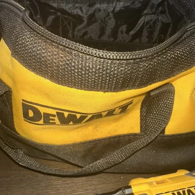 Taladro inalámbrico DEWALT 20V usado Foto 1 de 4
