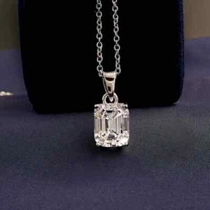 Colgante solitario moissnaite corte esmeralda de 2,00 quilates acabado oro blanco de 14 quilates - Imagen 1 de 3