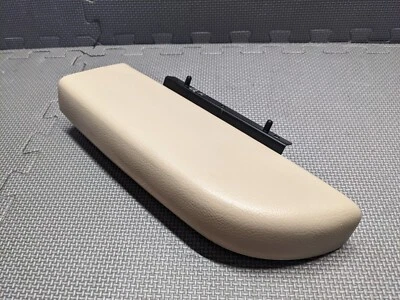 Оригинальный подлокотник для передней двери правосторонний желтовато-коричневый Lincoln Town Car 2003-2011 годов выпуска - Изображение 1 из 4