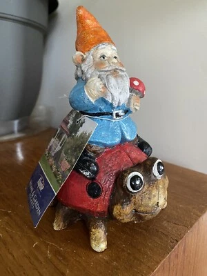 Gnomo de jardín sentado en Lady Bug - Figura de jardín estatua - *NUEVO, SIN DEFECTOS* Foto 1 de 4