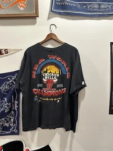 Vintage Starter 1993 Chicago Bulls 3 Peat T Shirt Size XL Windy City Dynasty USA - Foto 1 di 8