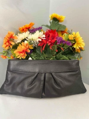 Embreagem LAUREN MERKIN Black Dots Accents couro com moldura fechamento - Imagem 1 de 4