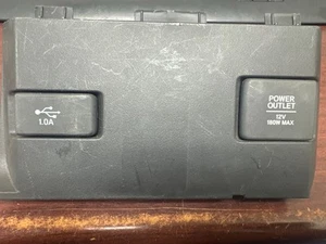 Honda Civic 2016-2021 consola central moldura toma de corriente (P) PN:77240-TBA-A0 - Imagen 1 de 3