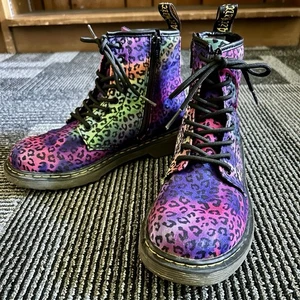 Doc Martens Youth Rainbow Swirl Leopard Print Delaney Schnürstiefel 34 US 3 UK 2 - Bild 1 von 12