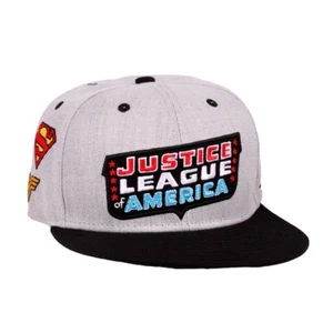 LOGOTIPO RETRO DE LA LIGA DE LA JUSTICIA CON BATMAN, SÍMBOLOS DE SUPERMAN TODO GRIS SNAPBACK - Imagen 1 de 6