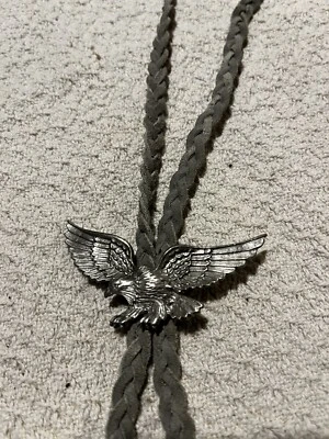 Corbata Bolo American Eagle de cuero gris y metal con puntas plateadas Foto 1 de 4