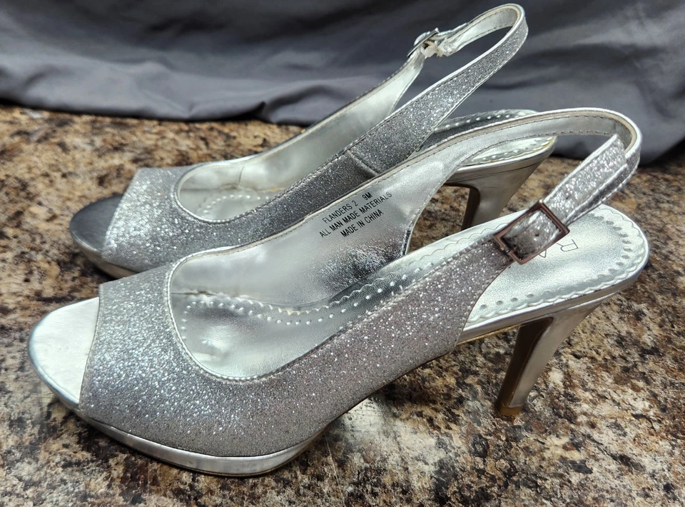 Tacones de aguja RAMPAGE para mujer plateados metálicos brillantes de tacón alto con tira trasera PEEP TOE Foto 1 de 4